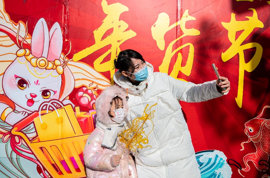 新春走基层丨呼和浩特：塞上老街年货节热闹开市