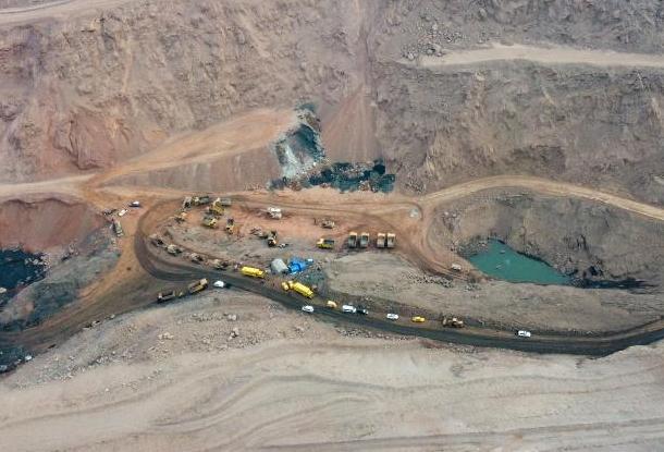 內蒙古阿拉善盟一露天煤礦坍塌 初步核實50余人被困