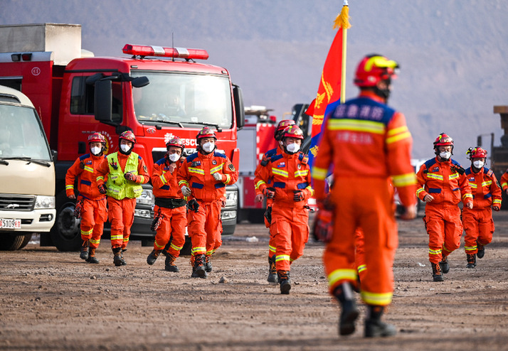 300余名救援人員正在內蒙古阿拉善盟開展救援