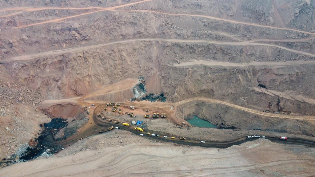 空中俯瞰內蒙古阿拉善盟新井煤業露天礦坍塌事故現場