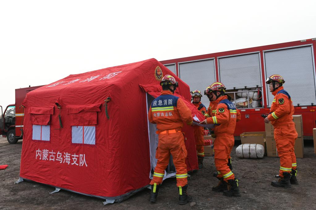 內蒙古阿拉善盟露天礦坍塌事故：救援力量現場集結
