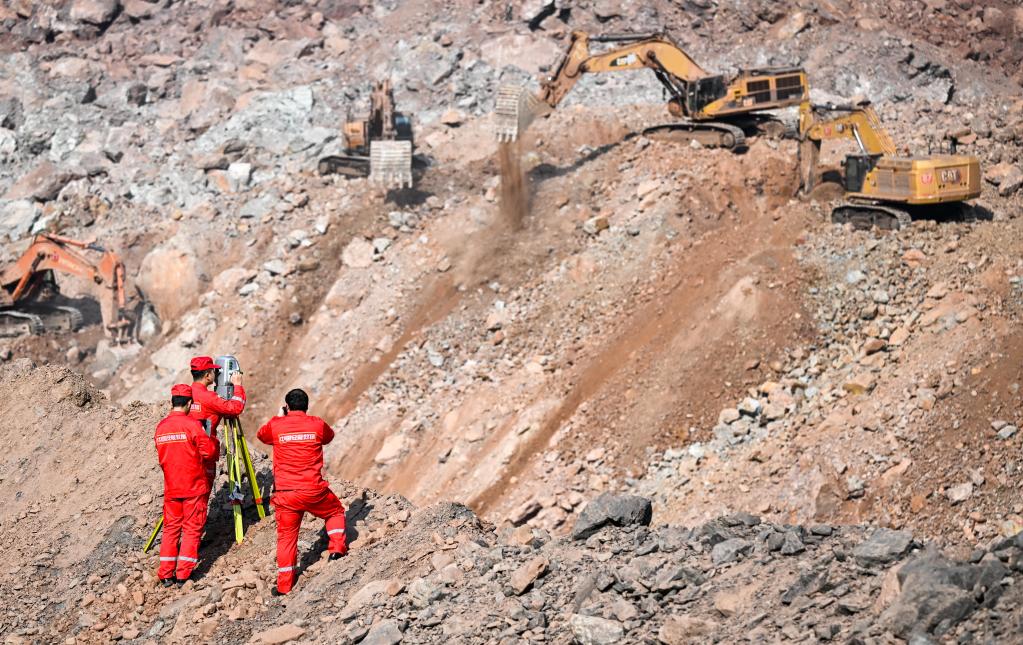 内蒙古阿拉善露天煤矿坍塌事故：救援持续推进