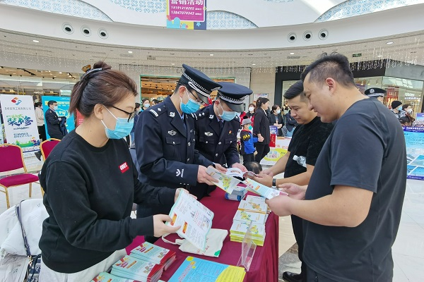 滿洲裏市公安局開展打擊食品藥品違法犯罪宣傳活動