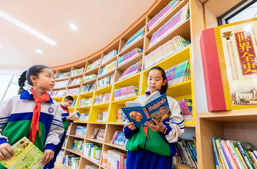 呼和浩特：圖書走廊裏樂享閱讀