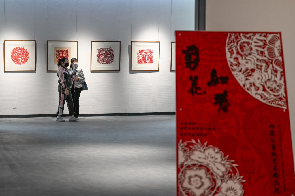 “剪花如春”內蒙古剪紙藝術作品展在呼和浩特舉行